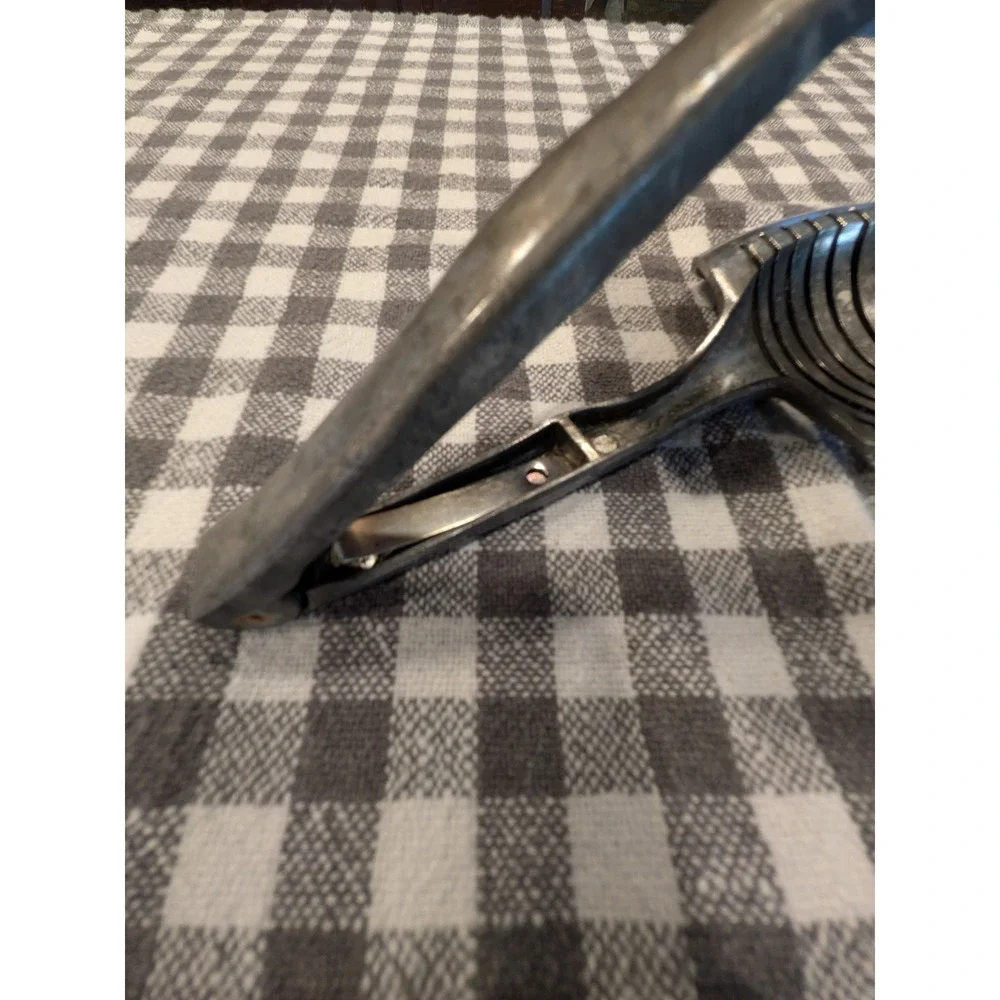 Vintage Cast Aluminum Tomato Slicer Tongs Handheld Vegetable Fruit Slicing Guide